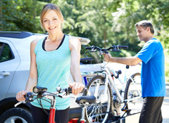 Ein Paar bereitet Fahrräder für den Transport mit dem Auto vor